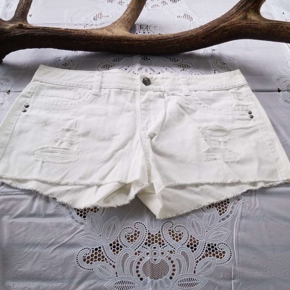 🌼NWT White distressed Shorts🌼